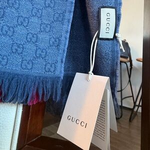 Gucci Elegant Silk Scarf